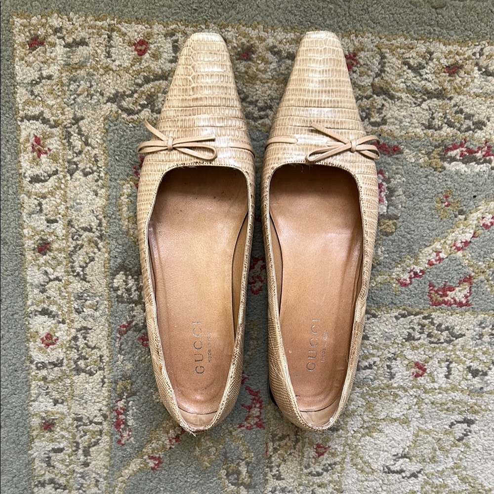 Vintage Gucci Women's Tan Flats with Bow